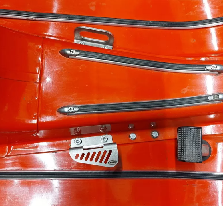 Coppia staffe nere pedana per fissaggio tanica di scorta / borsa Vespa 50 90 125 150 160 180 200